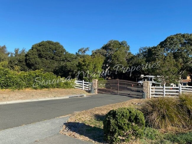 Building Photo - ~ Country Home ~ 2 Bedrooms & 2 Full Bathrooms with Attached Garage ~ Gated Community