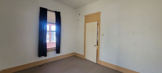 Building Photo - 2 bedroom 1 bath home