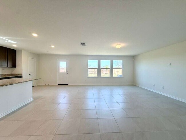 Building Photo - Modern Comfort Meets Style in Mariposa Manor