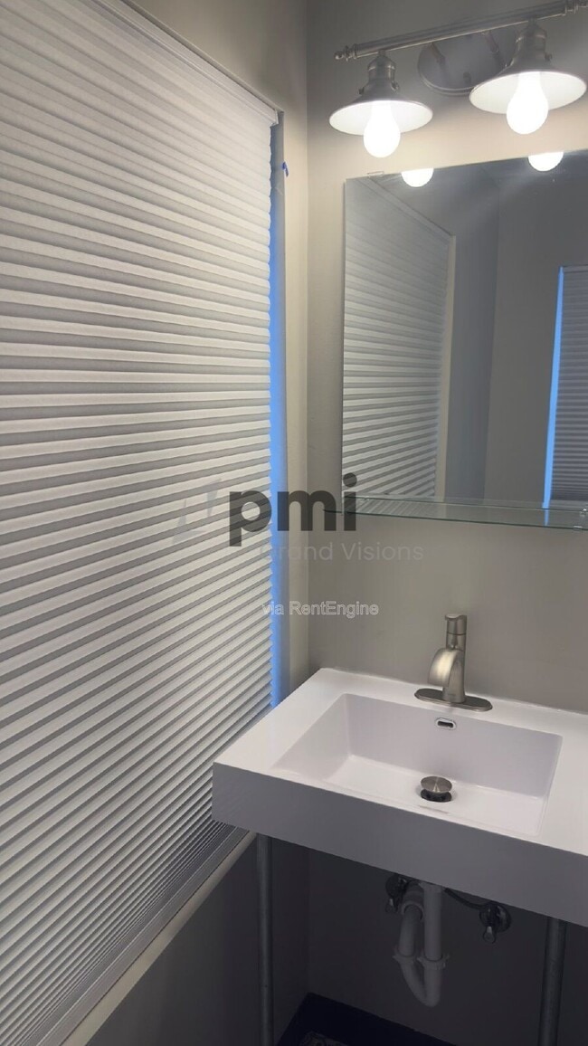 Building Photo - 1528 Division St