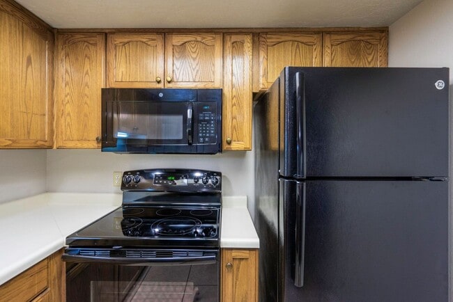 Building Photo - Spacious Updated Townhome in Downtown St. ...