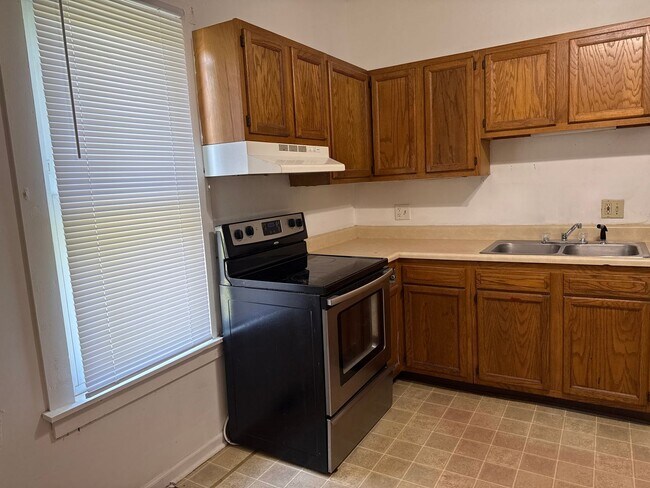 Building Photo - Selinger duplex