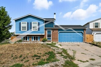 Building Photo - Spacious Home with Washer/Dryer and Centra...