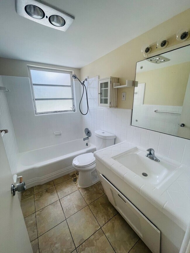 Building Photo - Spacious 2Bed/2Bath Home Avail. for Rent in Southgate Sarasota!!