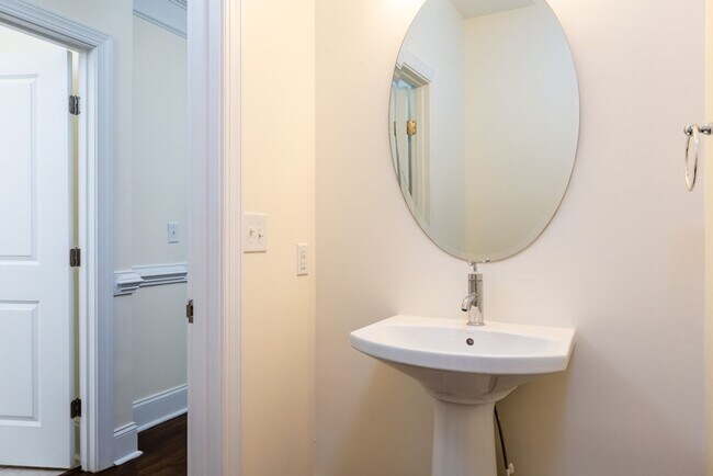 Building Photo - Call for 1 month free rent!!!