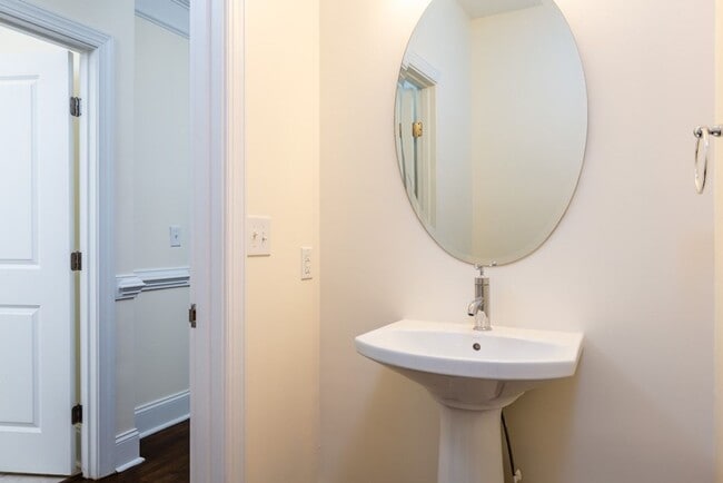 Building Photo - The BEST North Hills Condo!