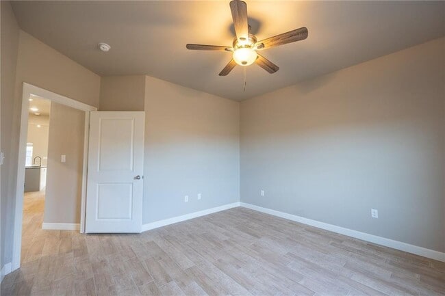 Building Photo - 812 Vly Oaks Ln