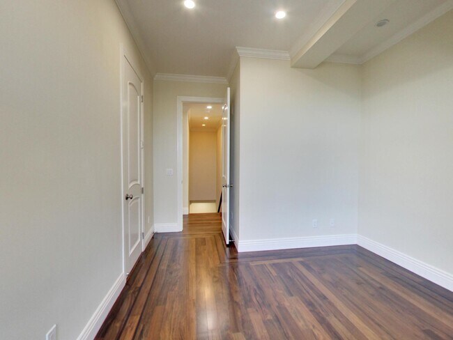 Building Photo - 1129 Green St