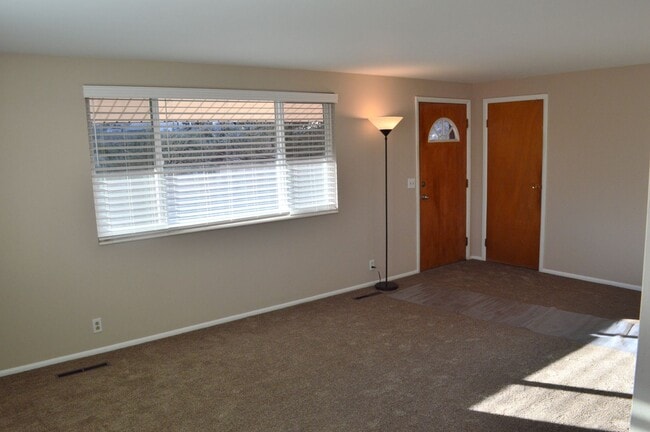 Building Photo - Beautiful Home in Excellent Murray Location!