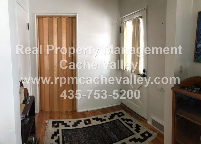 Building Photo - Great 5 bedrooms and 3 baths home Close to...