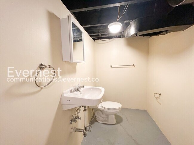 Building Photo - 2 Bed, 1.5 Bath Home with Attached Garage / Available Now!