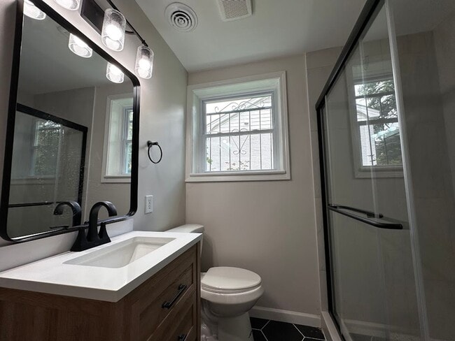 Building Photo - 4 bed 3 bath in Decatur!