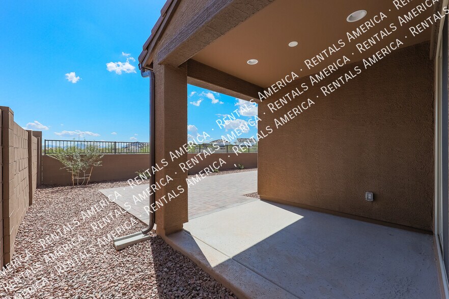 Building Photo - 8907 W Solano Dr