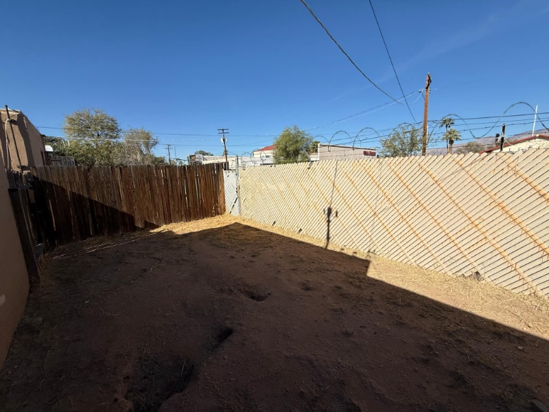 Building Photo - 5019 E 1st St