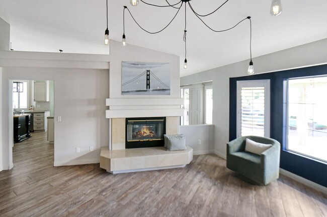 Building Photo - Designer Delight in Green Valley