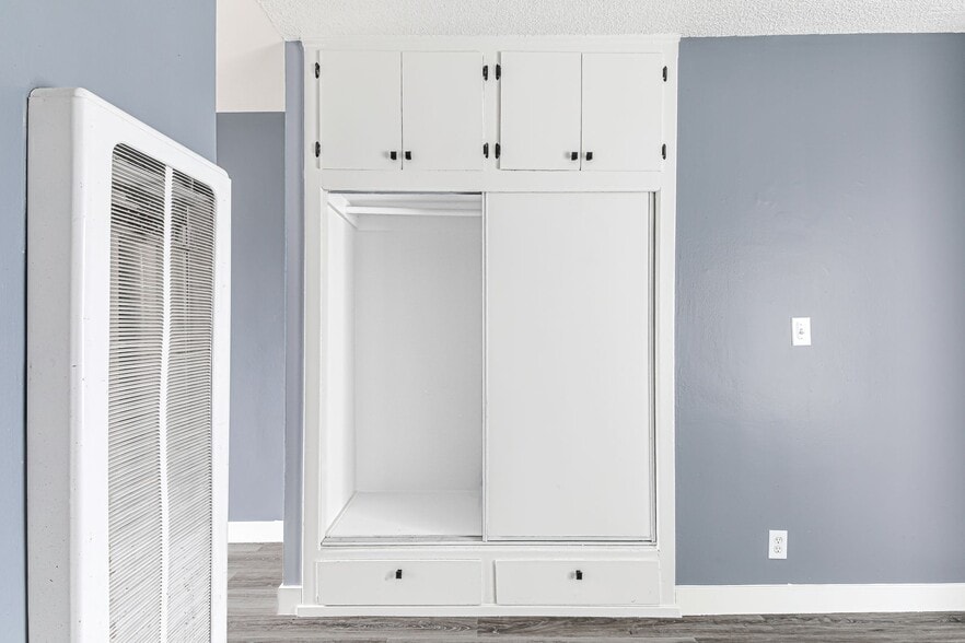 Building Photo - 210 E 29th St