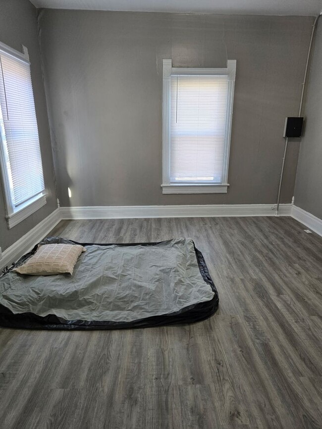 Building Photo - 321 S Union St