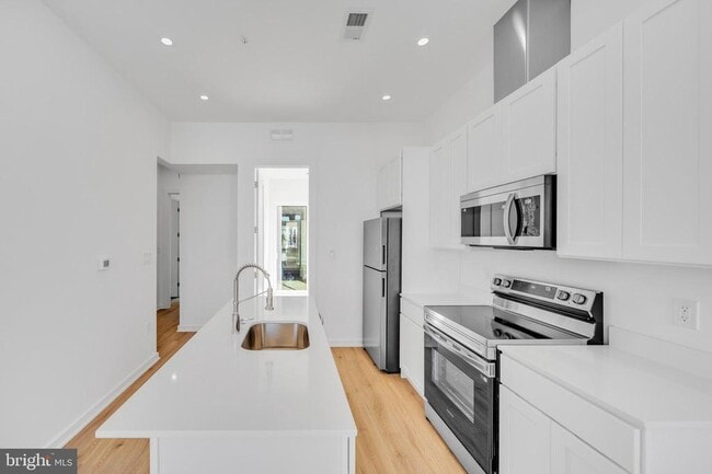 Building Photo - 710 Kennedy St NW