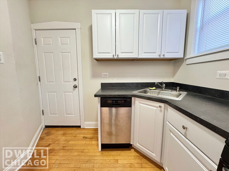 Building Photo - 3825 N Greenview Ave