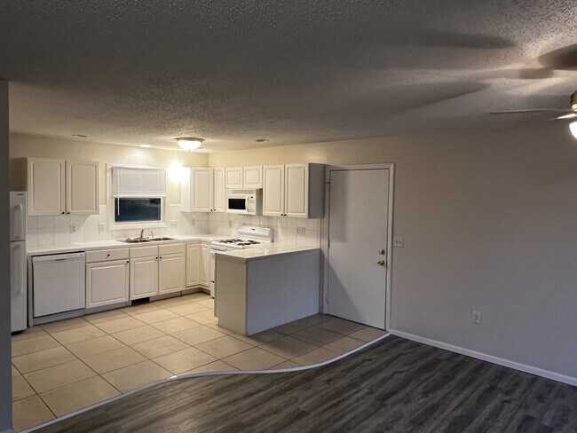 Building Photo - 515 Valley View Dr