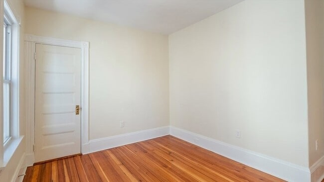 Building Photo - 32 Robinson St