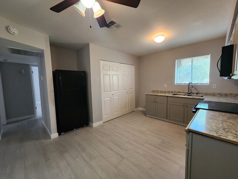 Building Photo - 143 S Doran