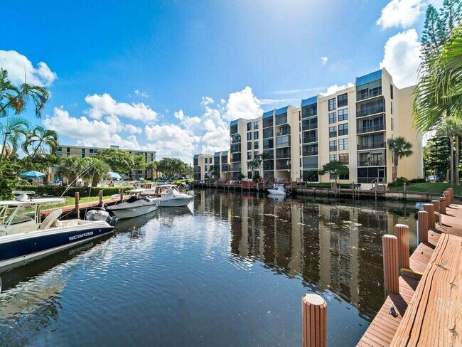 Building Photo - 4 Royal Palm Way