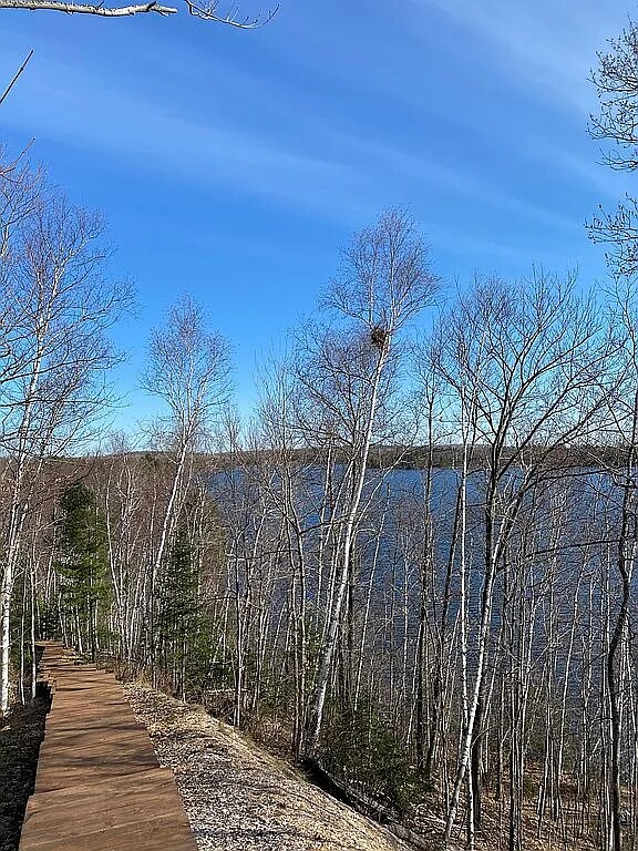 Building Photo - 978 Lakeview Dr