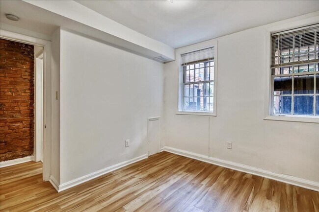 Building Photo - 612 C St NE