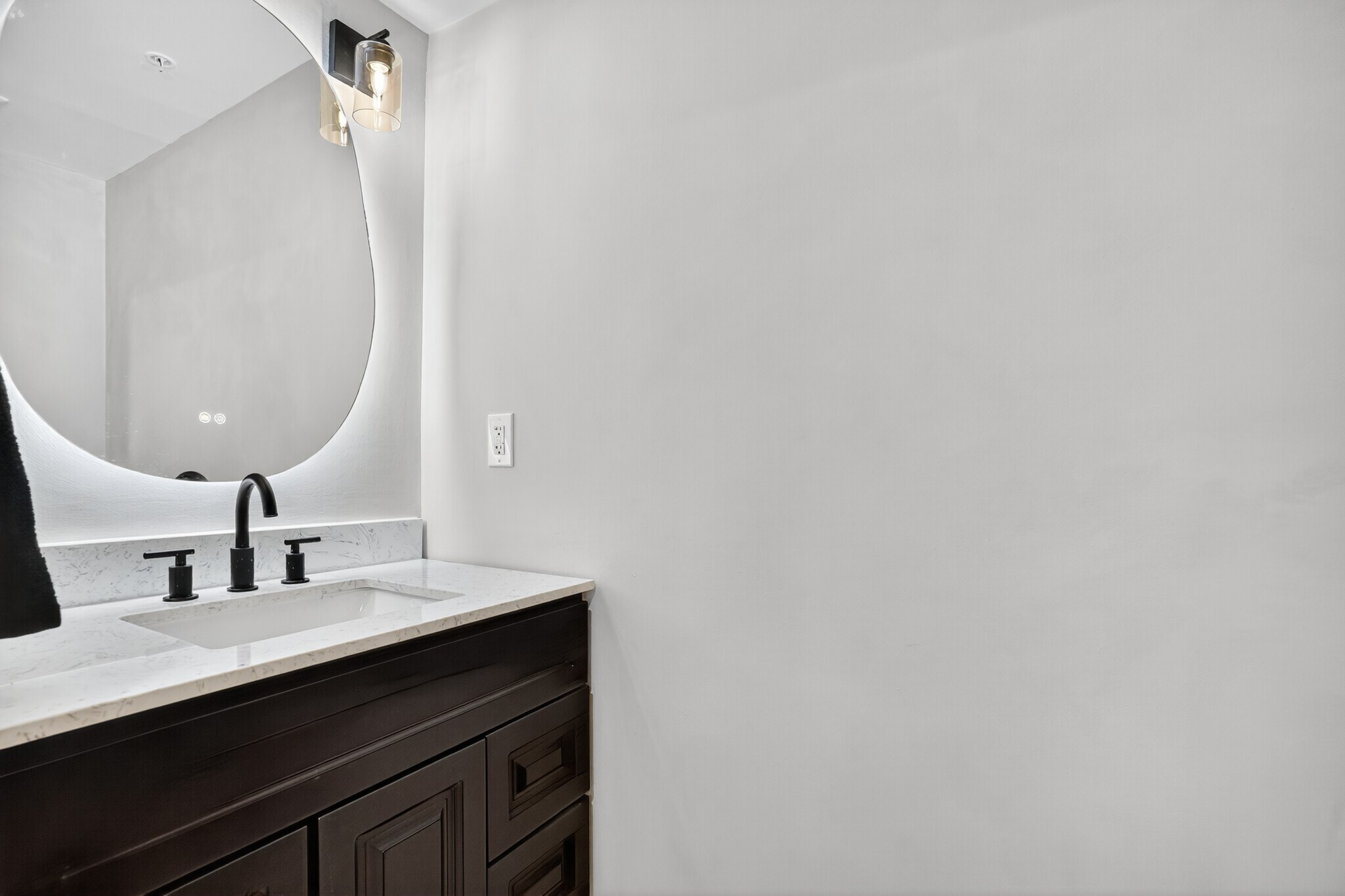 Powder room - 8541 Alcott St