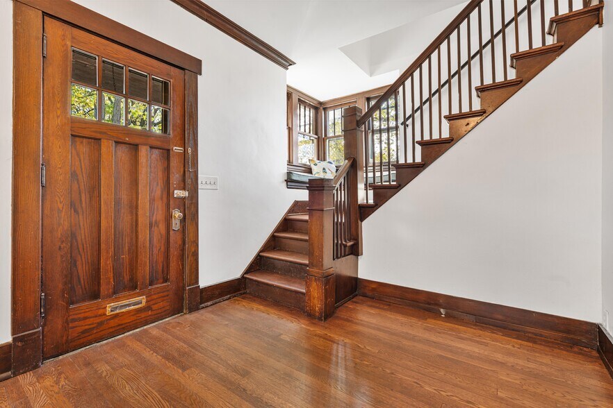 Building Photo - 127 Trowbridge St NE