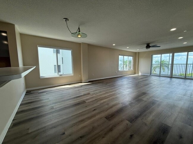 Building Photo - 1477 Park Beach Cir