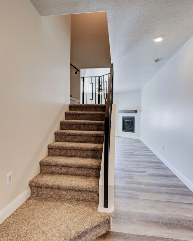 Building Photo - Newer 3 bedroom 2.5 bathroom townhome in Cedar City!