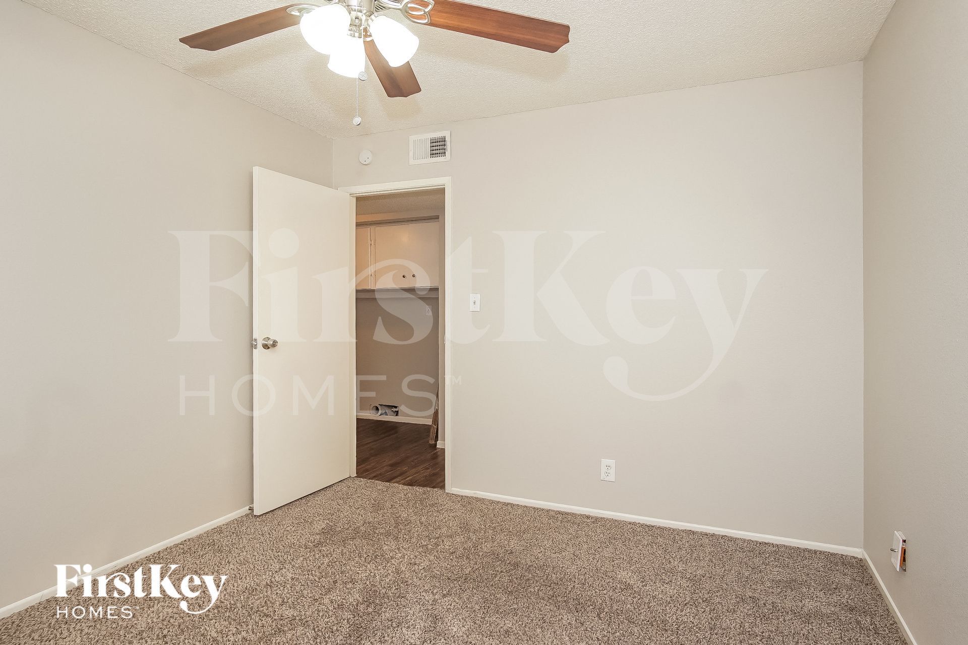 Building Photo - 5260 Saratoga Dr