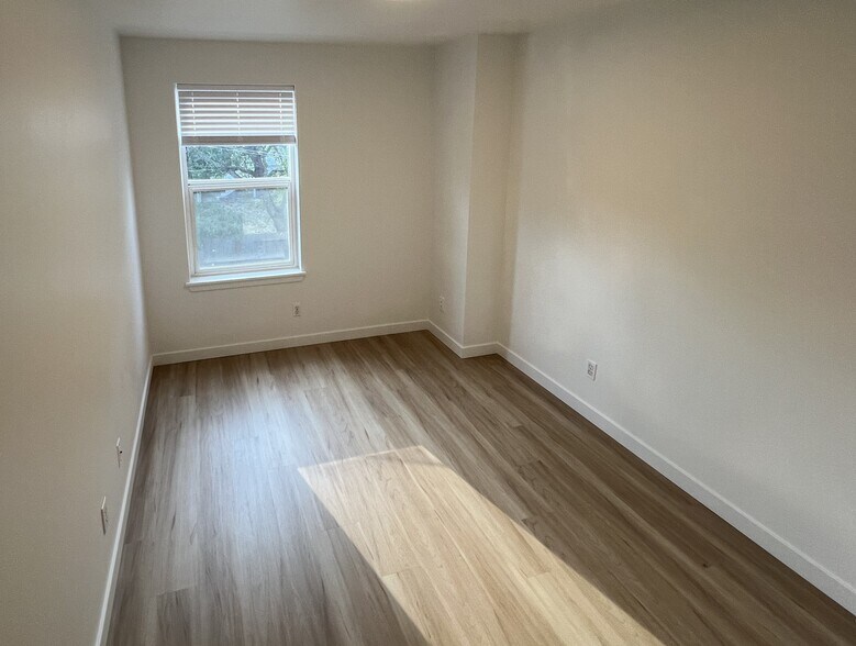 Building Photo - 5621 Fauntleroy Way SW