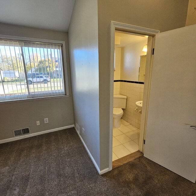 Building Photo - 3 Bedroom, 1.5 Bath Brick Ranch with Attac...