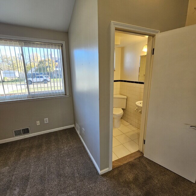 Building Photo - 3 Bedroom, 1.5 Bath Brick Ranch with Attached 2.5 Car Garage. Huge Great Room and Living Room. Bi...