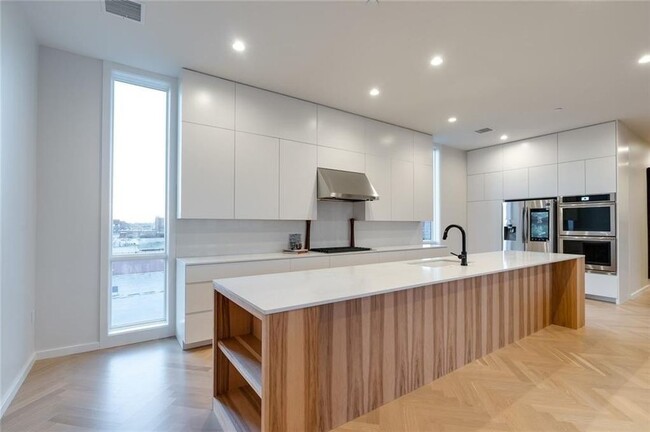 Building Photo - Fully Furnished-Posh Urban Penthouse in Mi...