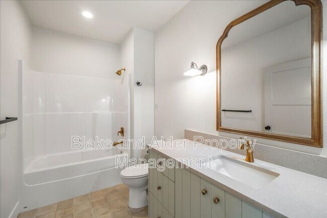 Building Photo - 496 NW Cascade Mountain Dr