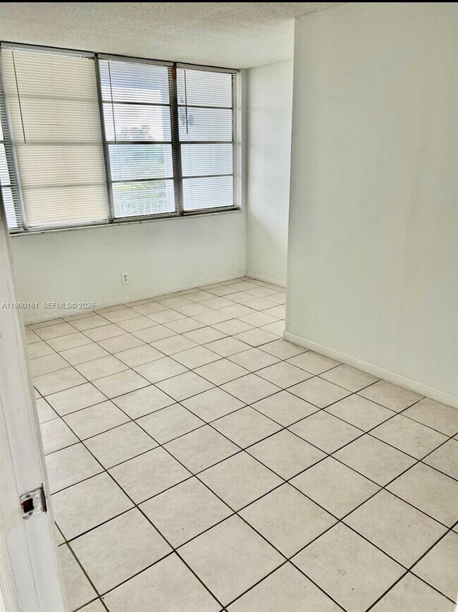 Building Photo - 2025 NE 164th St