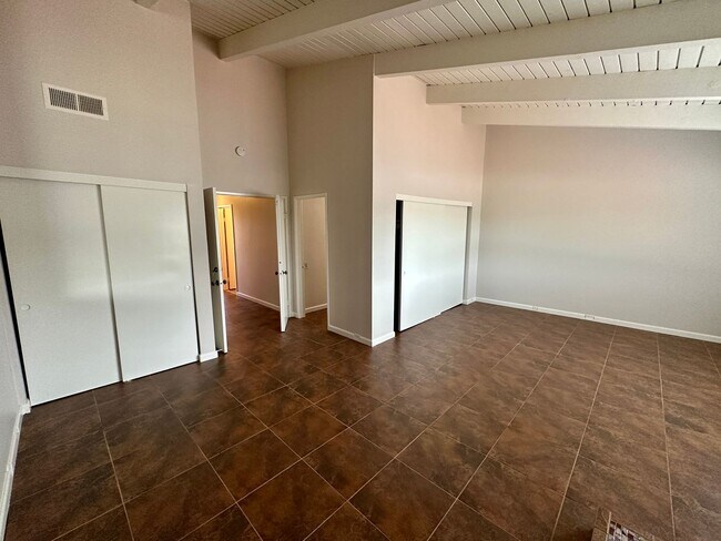 Building Photo - 3266 Loma Riviera Dr