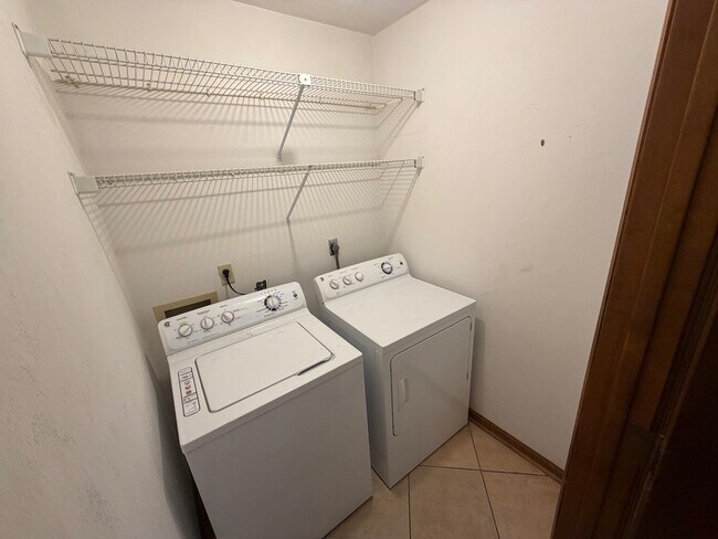 Building Photo - 3207 Shamrock St E