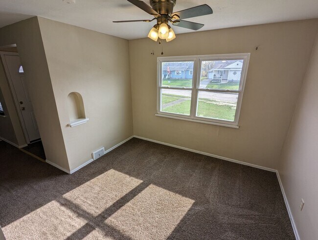 Building Photo - Charming Ranch Home Near Lakeview Metro Park