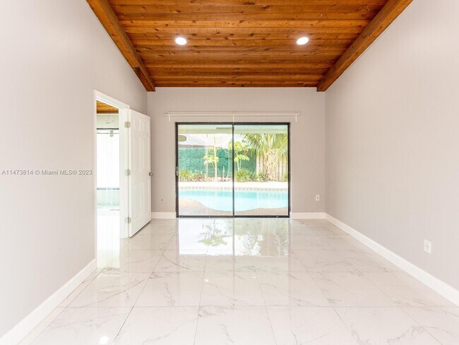 Building Photo - 741 E Plantation Cir