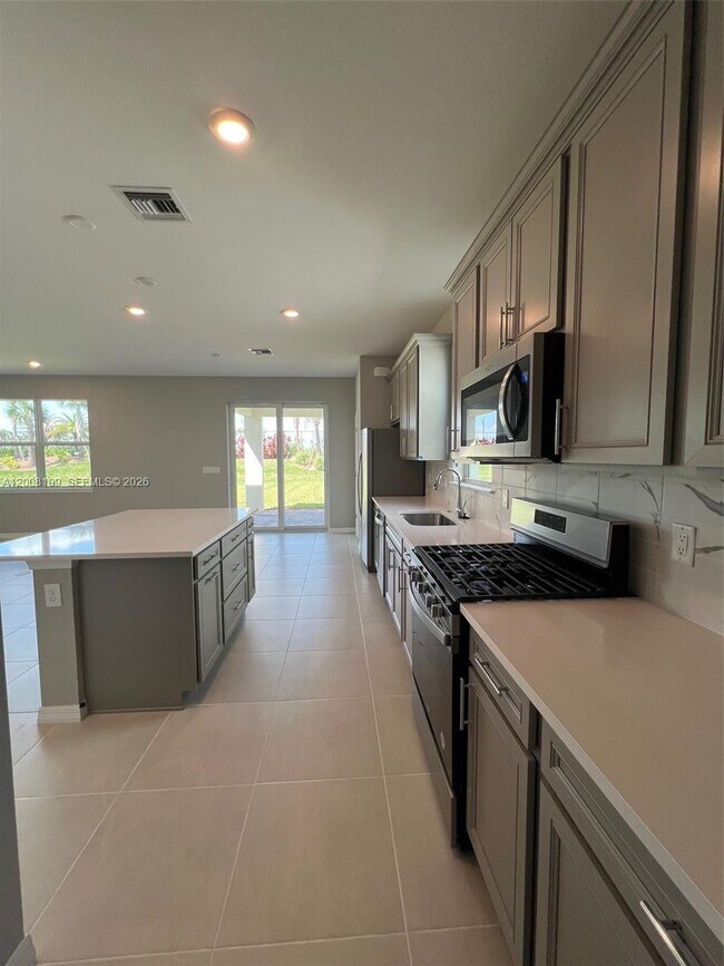 Building Photo - 12222 SW Myrtle Oak Dr