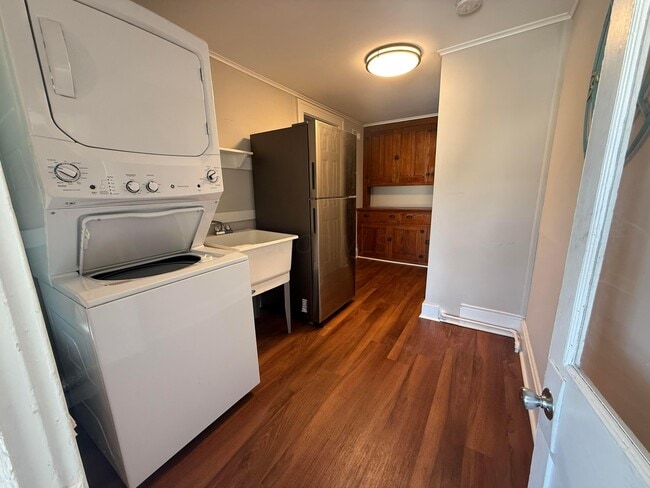 Building Photo - 160 1/2 W Mound St