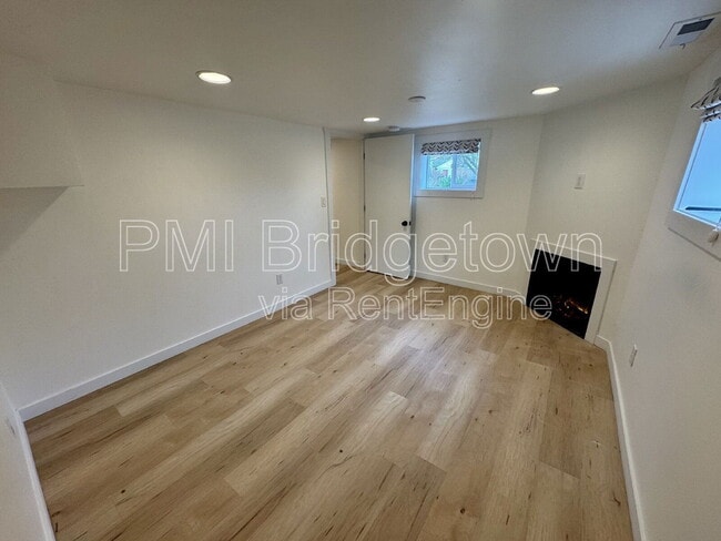 Building Photo - 834 NE Shaver St