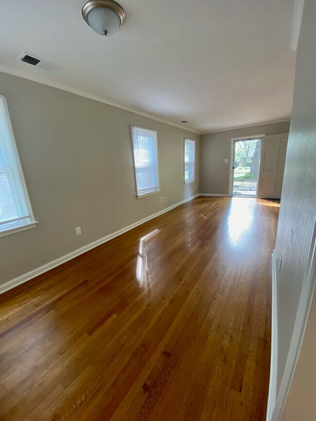 Building Photo - 3 bed, 1 bath in Colonial Acres near Quince and Colonial