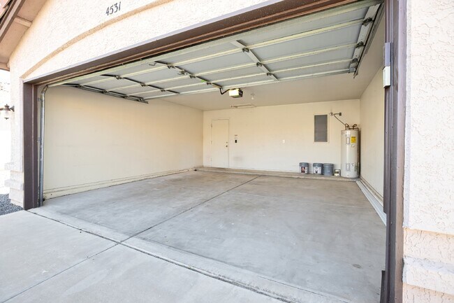 Building Photo - Beautiful home in gated community in Ahwatukee now available!