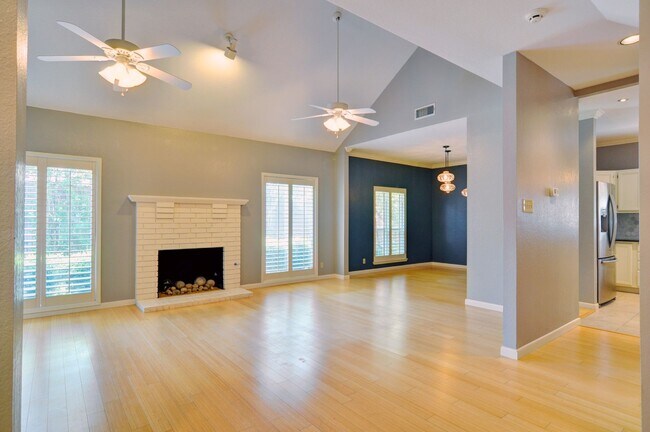 Building Photo - 3 Bedroom Home - Ridglea Country Club Estates